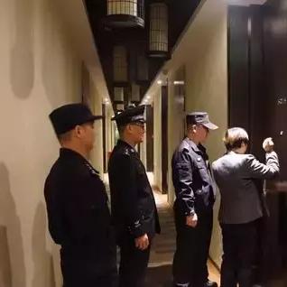 警察查酒店登记记录，保障公共安全的重要一环