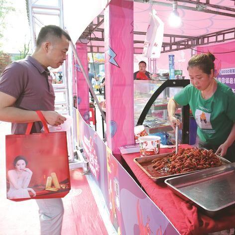 打造独具特色的龙虾加盟店装修，让顾客流连忘返